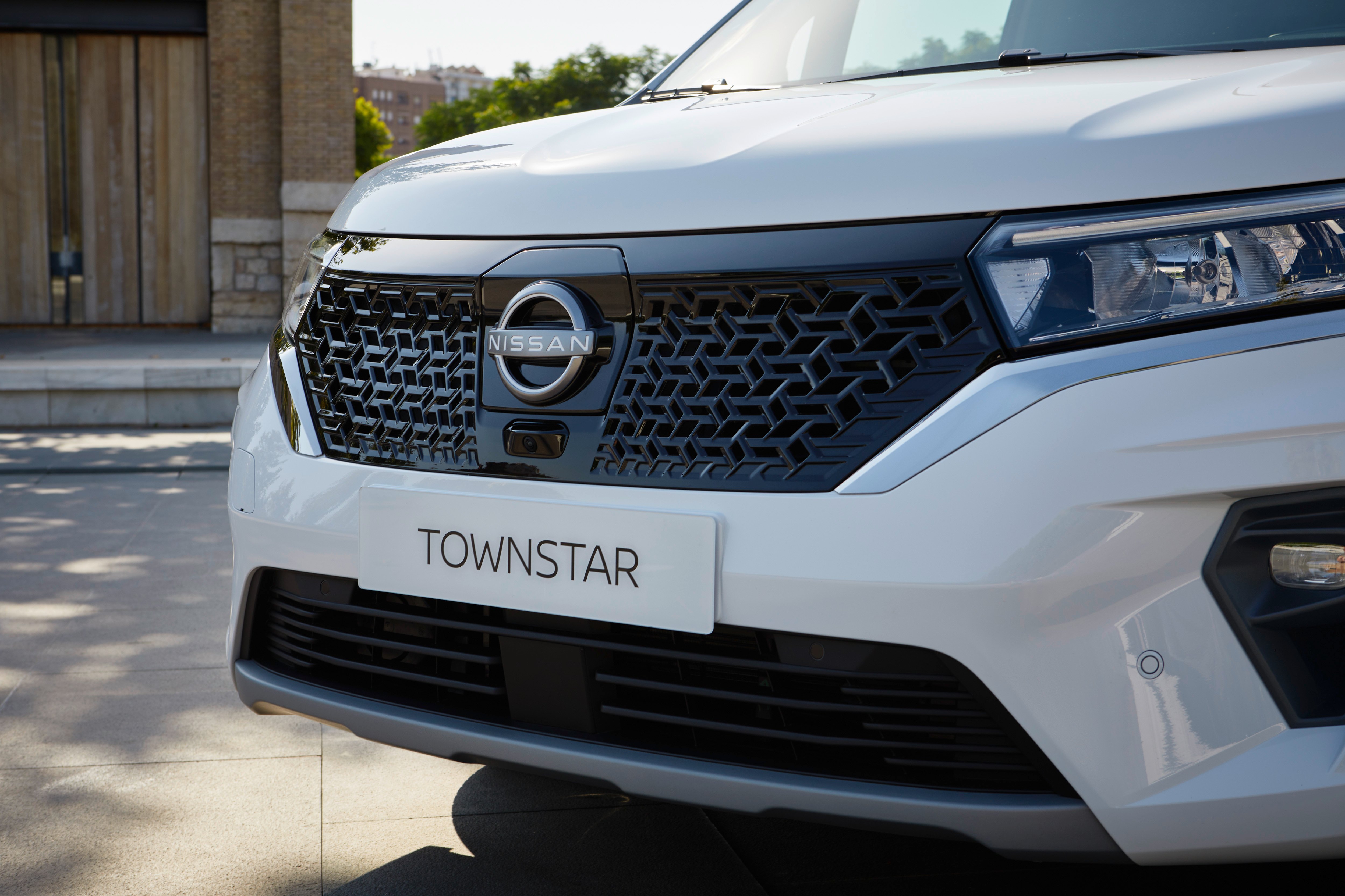 884950-F275-23TDIEULHD_TOWNSTAR_EV_VAN_006_LR