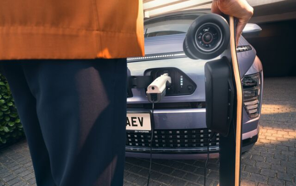 HME_SX2_EV_V2L_UK_plate