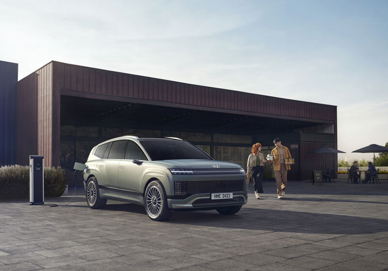 IONIQ 9 17. Lifestyle Ext_Charging FQ