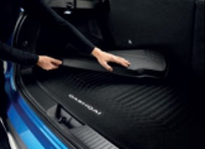Nissan qashqai woman in boot